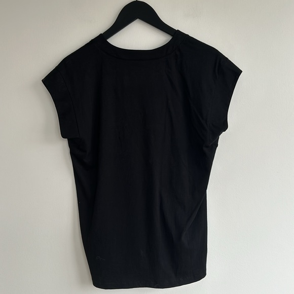 Le Mid Rise V-Neck Tee In Black - Picture 6 of 9